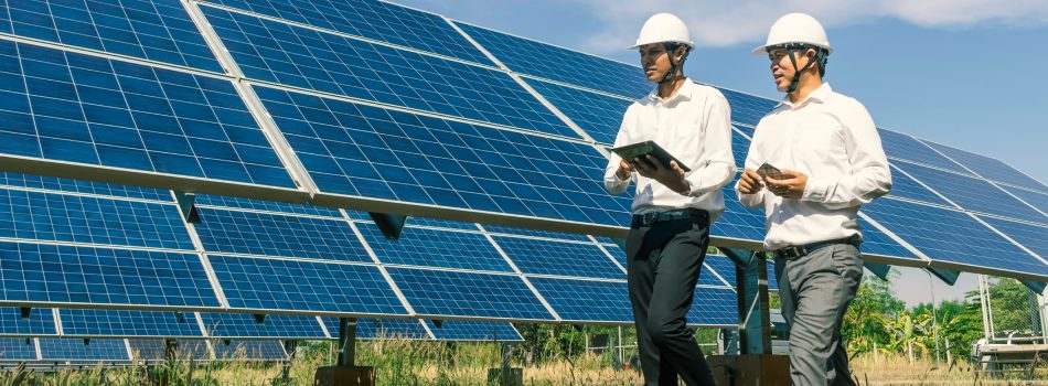 Dois homens próximos ao Painel solar