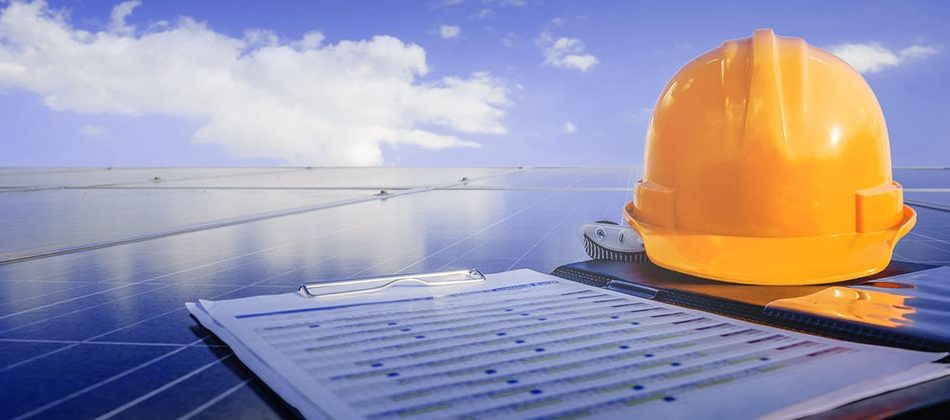 Capacete em cima do paínel solar